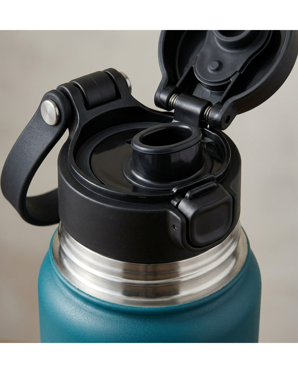 Nelou Vacuum Insulated Cup 26 fl oz Ocean Teal Push-Button Spout - Detail view