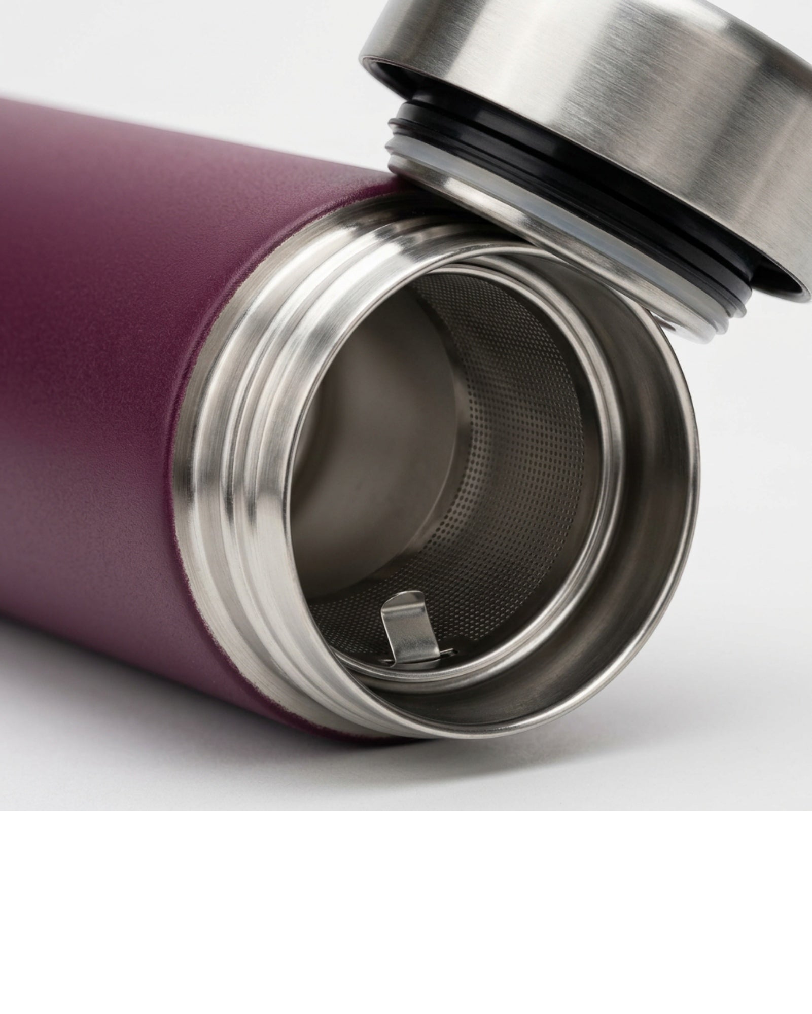 Nelou Vacuum Insulated Cup 18 fl oz Deep Plum Twist Lid Tea Basket - Detail view